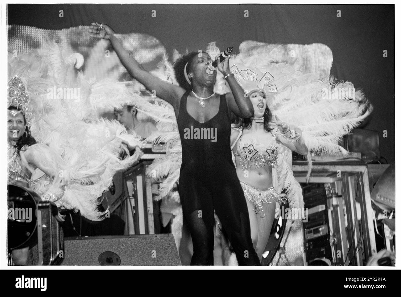 BASEMENT JAXX, HOMELANDS FESTIVAL, 2002: Corrina Joseph Gastsängerin mit Basement Jaxx live beim Homelands Festival 2002 in Winchester, England, Großbritannien am 1. Juni 2002. Foto: ROB WATKINS. INFO: Basement Jaxx, ein britisches Duo für elektronische Musik, das 1994 von Felix Buxton und Simon Ratcliffe gegründet wurde, ist bekannt für seine eklektische Mischung aus House, Funk und Pop. Sie sind bekannt für Hits wie „Where's Your Head at“ und haben weltweit Anerkennung und zahlreiche Auszeichnungen erhalten. Stockfoto