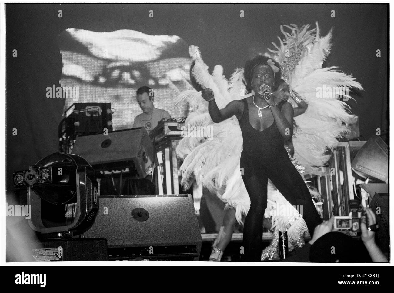 BASEMENT JAXX, HOMELANDS FESTIVAL, 2002: Corrina Joseph Gastsängerin mit Basement Jaxx live beim Homelands Festival 2002 in Winchester, England, Großbritannien am 1. Juni 2002. Foto: ROB WATKINS. INFO: Basement Jaxx, ein britisches Duo für elektronische Musik, das 1994 von Felix Buxton und Simon Ratcliffe gegründet wurde, ist bekannt für seine eklektische Mischung aus House, Funk und Pop. Sie sind bekannt für Hits wie „Where's Your Head at“ und haben weltweit Anerkennung und zahlreiche Auszeichnungen erhalten. Stockfoto