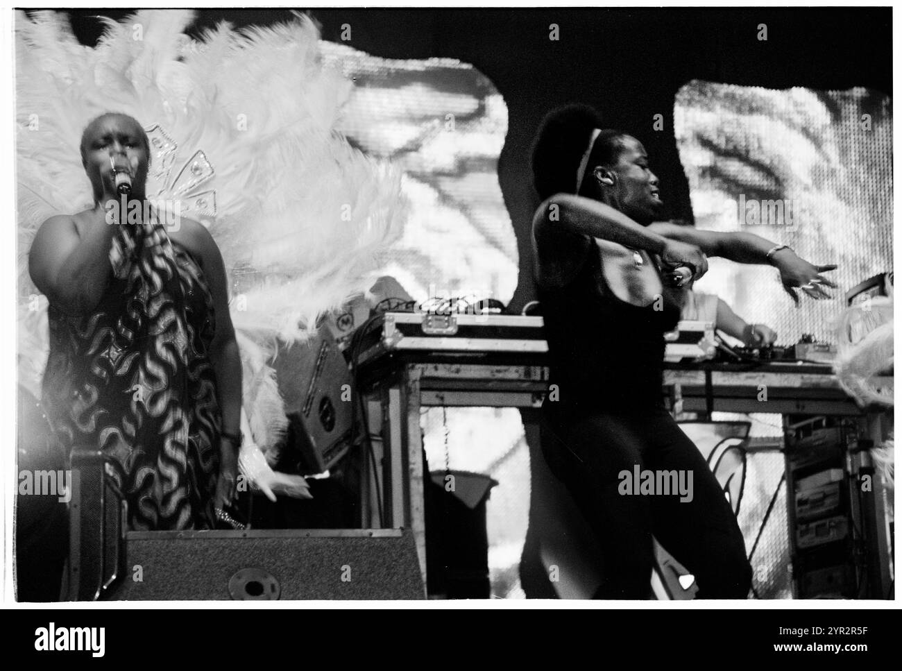 BASEMENT JAXX, HOMELANDS FESTIVAL, 2002: Corrina Joseph Gastsängerin mit Basement Jaxx live beim Homelands Festival 2002 in Winchester, England, Großbritannien am 1. Juni 2002. Foto: ROB WATKINS. INFO: Basement Jaxx, ein britisches Duo für elektronische Musik, das 1994 von Felix Buxton und Simon Ratcliffe gegründet wurde, ist bekannt für seine eklektische Mischung aus House, Funk und Pop. Sie sind bekannt für Hits wie „Where's Your Head at“ und haben weltweit Anerkennung und zahlreiche Auszeichnungen erhalten. Stockfoto