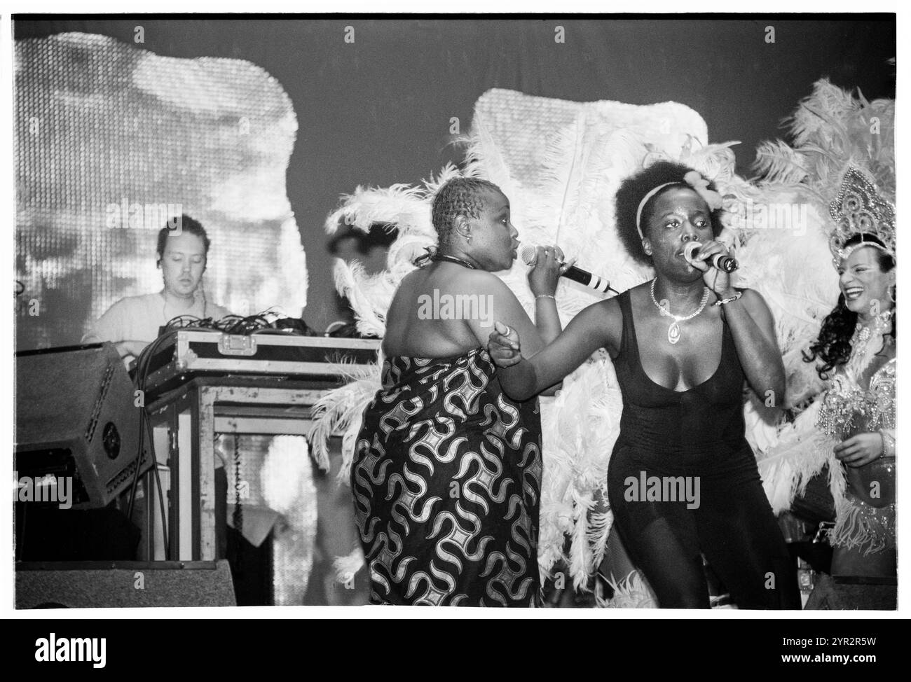 BASEMENT JAXX, HOMELANDS FESTIVAL, 2002: Corrina Joseph Gastsängerin mit Basement Jaxx live beim Homelands Festival 2002 in Winchester, England, Großbritannien am 1. Juni 2002. Foto: ROB WATKINS. INFO: Basement Jaxx, ein britisches Duo für elektronische Musik, das 1994 von Felix Buxton und Simon Ratcliffe gegründet wurde, ist bekannt für seine eklektische Mischung aus House, Funk und Pop. Sie sind bekannt für Hits wie „Where's Your Head at“ und haben weltweit Anerkennung und zahlreiche Auszeichnungen erhalten. Stockfoto