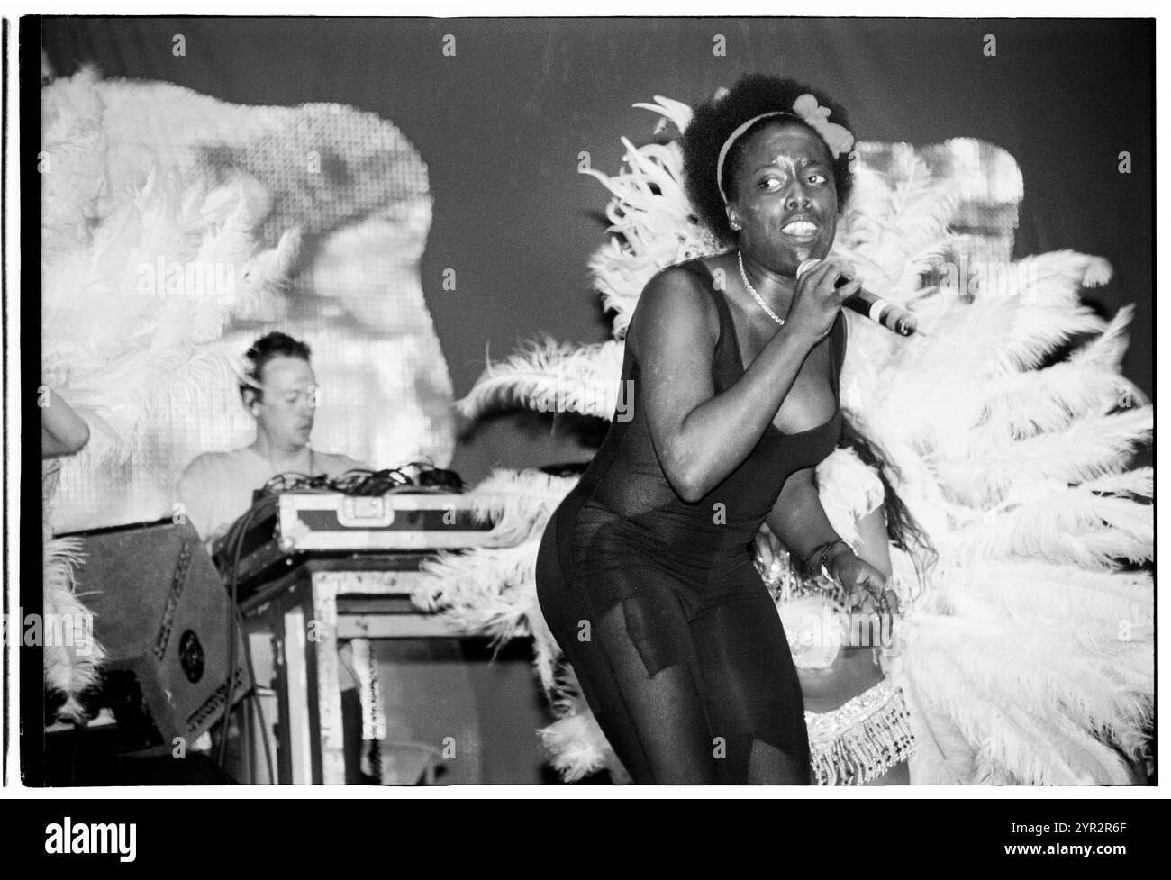 BASEMENT JAXX, HOMELANDS FESTIVAL, 2002: Corrina Joseph Gastsängerin mit Basement Jaxx live beim Homelands Festival 2002 in Winchester, England, Großbritannien am 1. Juni 2002. Foto: ROB WATKINS. INFO: Basement Jaxx, ein britisches Duo für elektronische Musik, das 1994 von Felix Buxton und Simon Ratcliffe gegründet wurde, ist bekannt für seine eklektische Mischung aus House, Funk und Pop. Sie sind bekannt für Hits wie „Where's Your Head at“ und haben weltweit Anerkennung und zahlreiche Auszeichnungen erhalten. Stockfoto