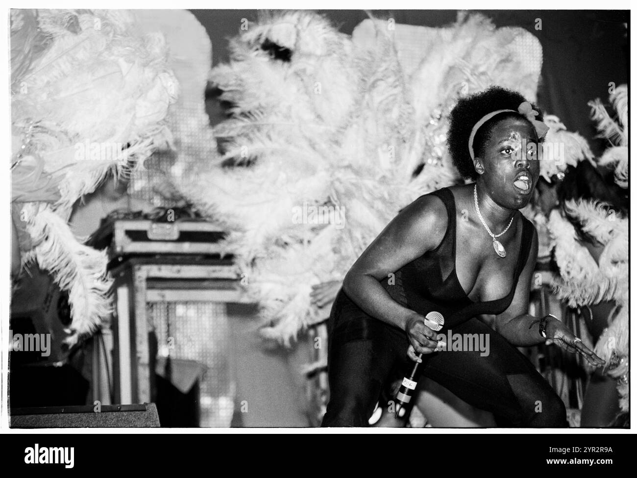 BASEMENT JAXX, HOMELANDS, 2002: Corrina Joseph Gastsängerin mit Simon Ratcliffe von Basement Jaxx, Live beim Homelands Festival 2002 in Winchester, England, Großbritannien am 1. Juni 2002. Foto: ROB WATKINS. INFO: Basement Jaxx, ein britisches Duo für elektronische Musik, das 1994 von Felix Buxton und Simon Ratcliffe gegründet wurde, ist bekannt für seine eklektische Mischung aus House, Funk und Pop. Sie sind bekannt für Hits wie „Where's Your Head at“ und haben weltweit Anerkennung und zahlreiche Auszeichnungen erhalten. Stockfoto