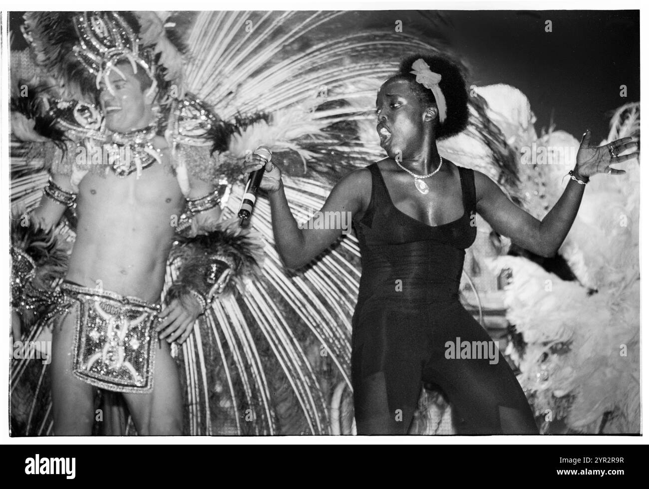 BASEMENT JAXX, HOMELANDS, 2002: Corrina Joseph Gastsängerin mit Simon Ratcliffe von Basement Jaxx, Live beim Homelands Festival 2002 in Winchester, England, Großbritannien am 1. Juni 2002. Foto: ROB WATKINS. INFO: Basement Jaxx, ein britisches Duo für elektronische Musik, das 1994 von Felix Buxton und Simon Ratcliffe gegründet wurde, ist bekannt für seine eklektische Mischung aus House, Funk und Pop. Sie sind bekannt für Hits wie „Where's Your Head at“ und haben weltweit Anerkennung und zahlreiche Auszeichnungen erhalten. Stockfoto