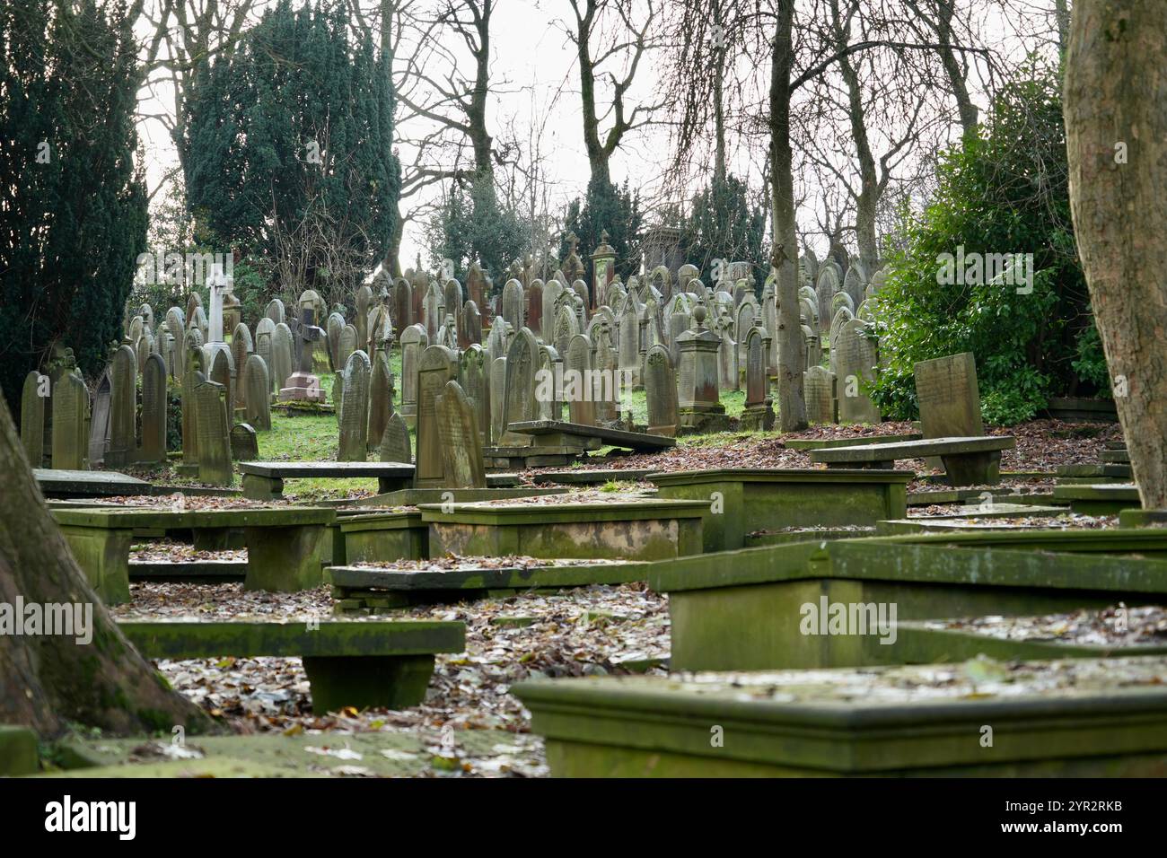 Der Friedhof in St. Michael und die All Angels' Church. Stockfoto