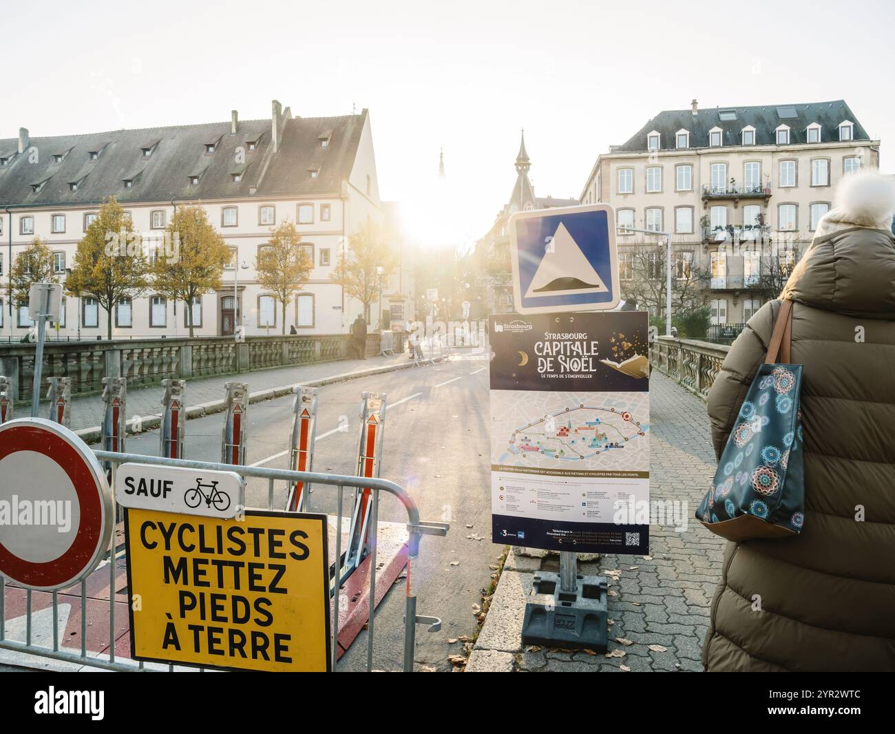 Straßburg, Frankreich - 29. November 2024: Sicherheitseingang zum ...