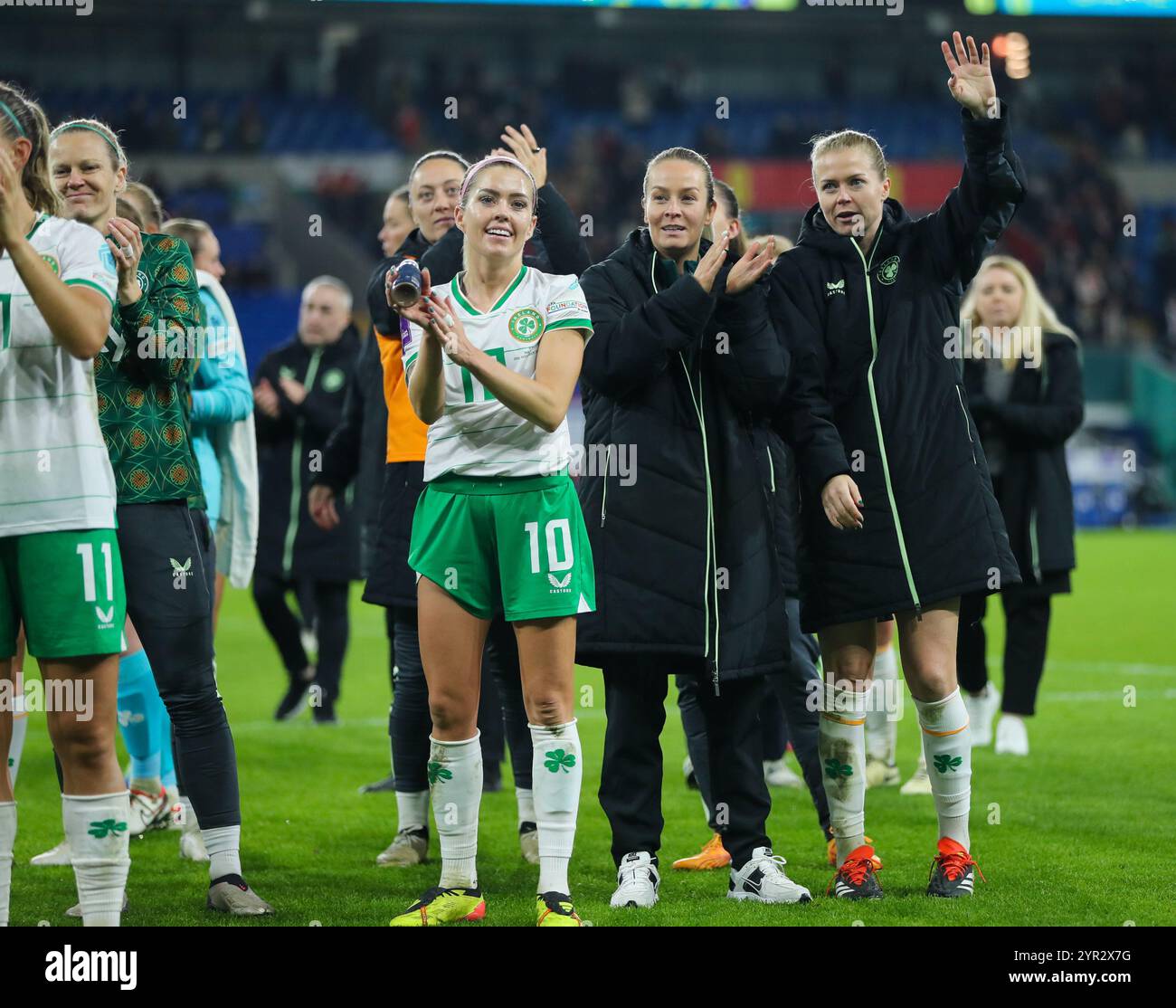 Cardiff, Großbritannien. November 2024. Irische Spieler nach dem Spiel - Qualifikationsspiel für die UEFA Women's Euro 2025 zwischen Wales und der Republik Irland im Cardiff City Stadium in Cardiff, Wales. (B. East/SPP) Credit: SPP Sport Press Photo. /Alamy Live News Stockfoto