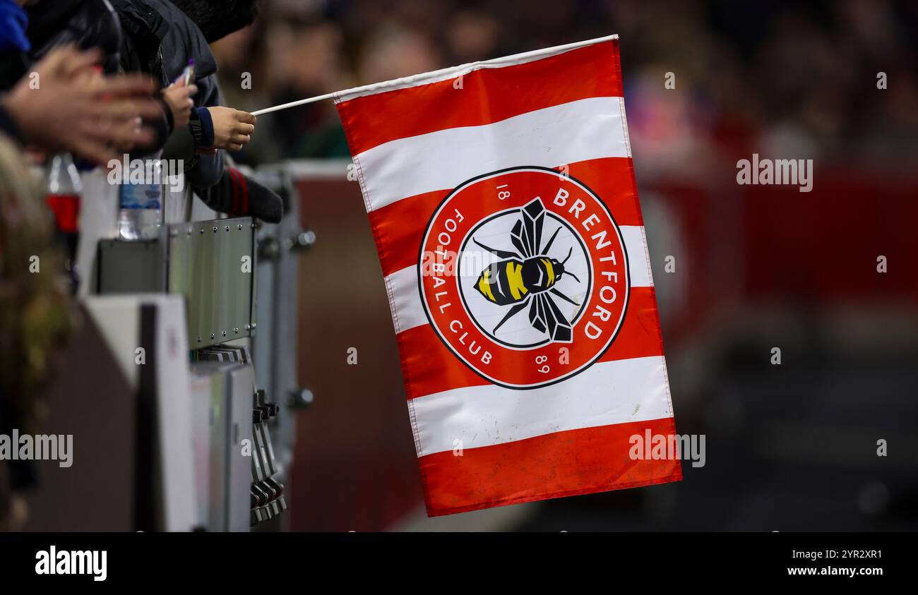 Brentford-Fans mit Vereinsflagge während des Premier League-Spiels im Gtech Community Stadium in Brentford. Bilddatum: Samstag, 30. November 2024. Stockfoto