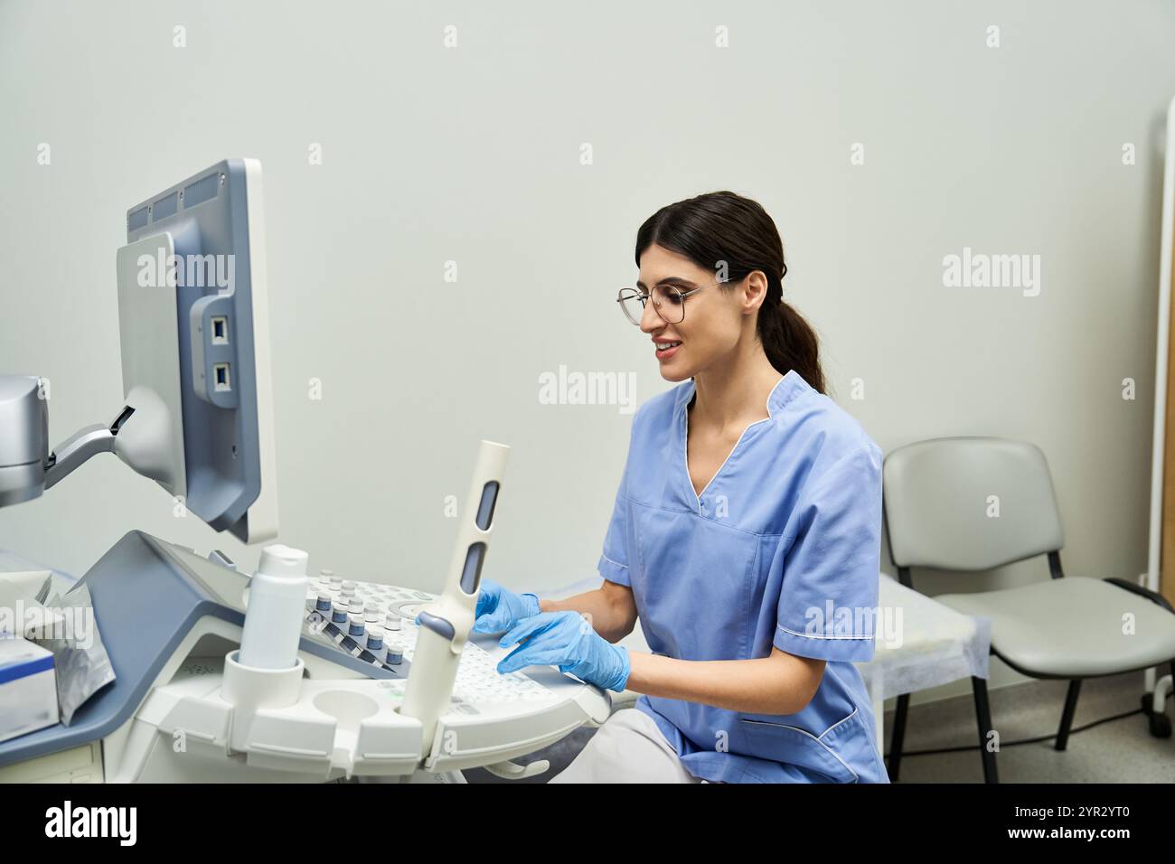 Ein Gynäkologe im Labormantel führt Diagnostik in einer modernen Frauenklinik durch. Stockfoto