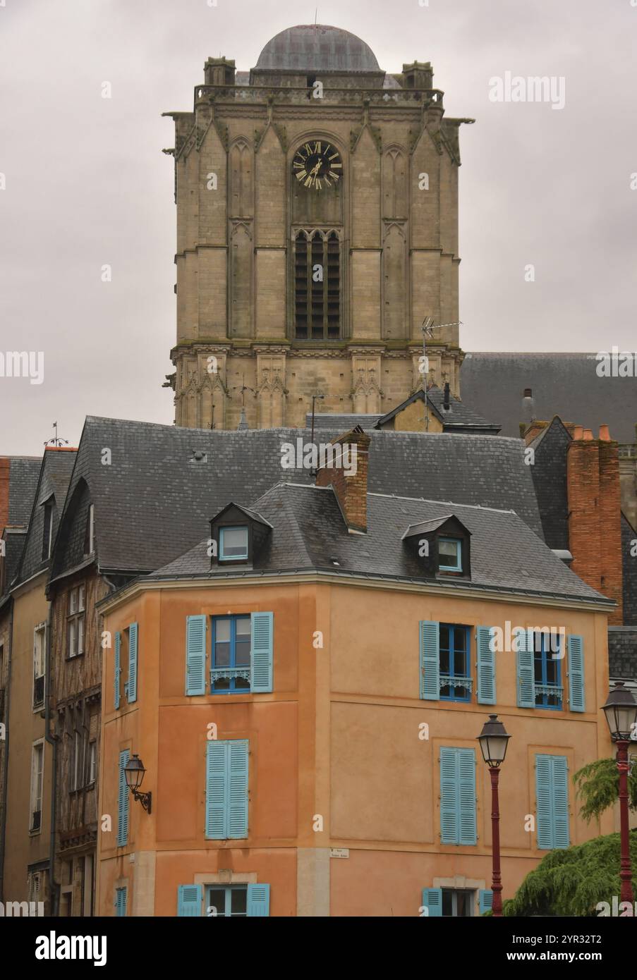 Le Mans ist eine französische Stadt mit Charme der alten Welt, die Hauptstadt des Departements Sarthe im Pays de la Loire. Es ist bekannt für das 24-Stunden-Le Mans Stockfoto