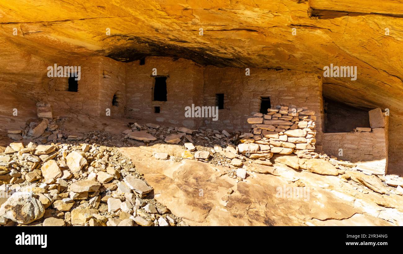 Luftaufnahme von Eagles Nest, einem versteckten Haushalt der Antiker in einem Kamm Ridge Alkoven in der Nähe von Bluff, San Juan Country, Utah, USA, an einem wunderschönen Herbst Stockfoto