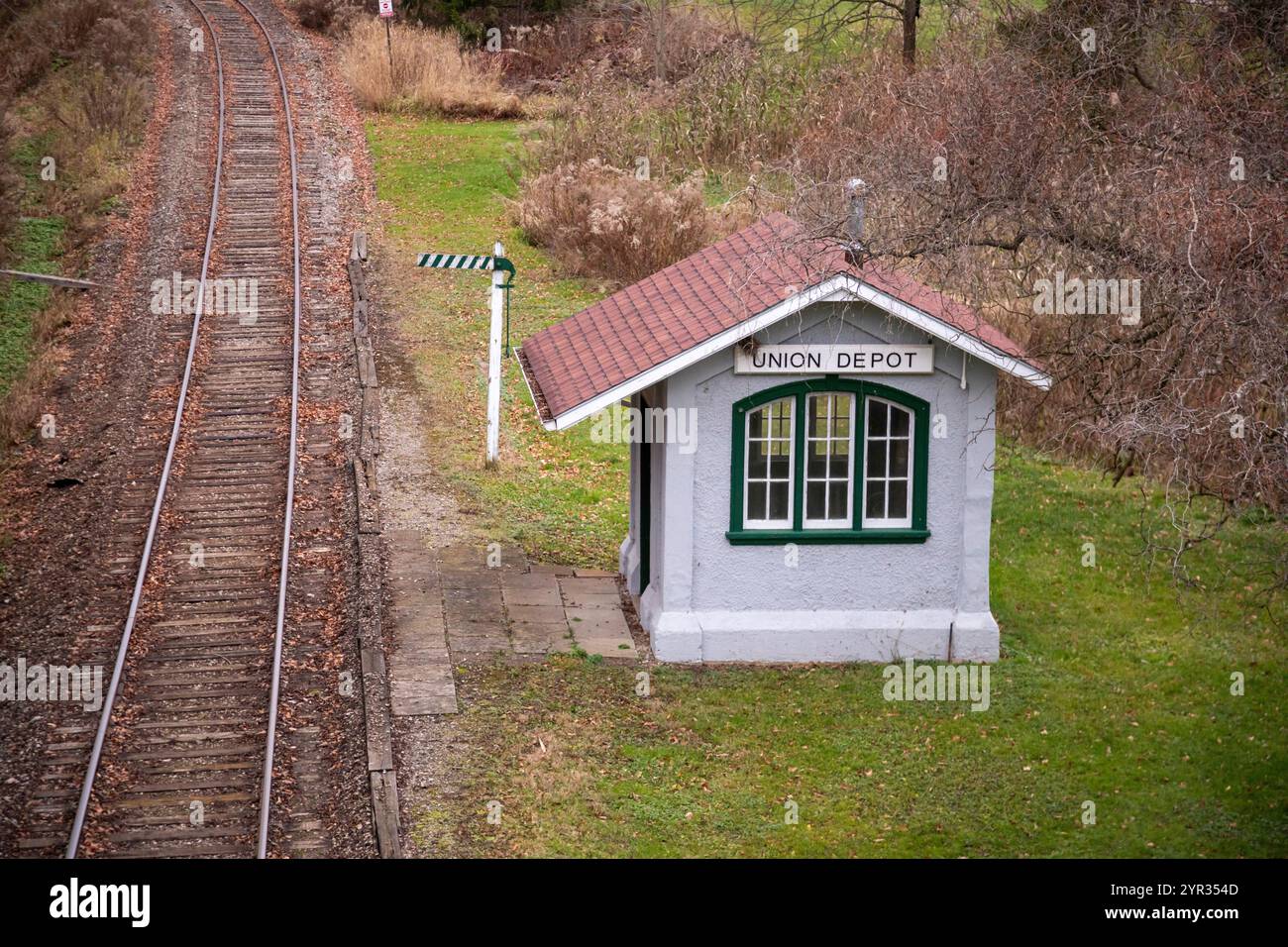 St. Thomas, Ontario, Kanada – Ein winziger, nicht mehr genutzter Bahnhof befindet sich entlang der Gleise der London & Port Stanley Railway. Man sagt, es sei die Welt. Stockfoto
