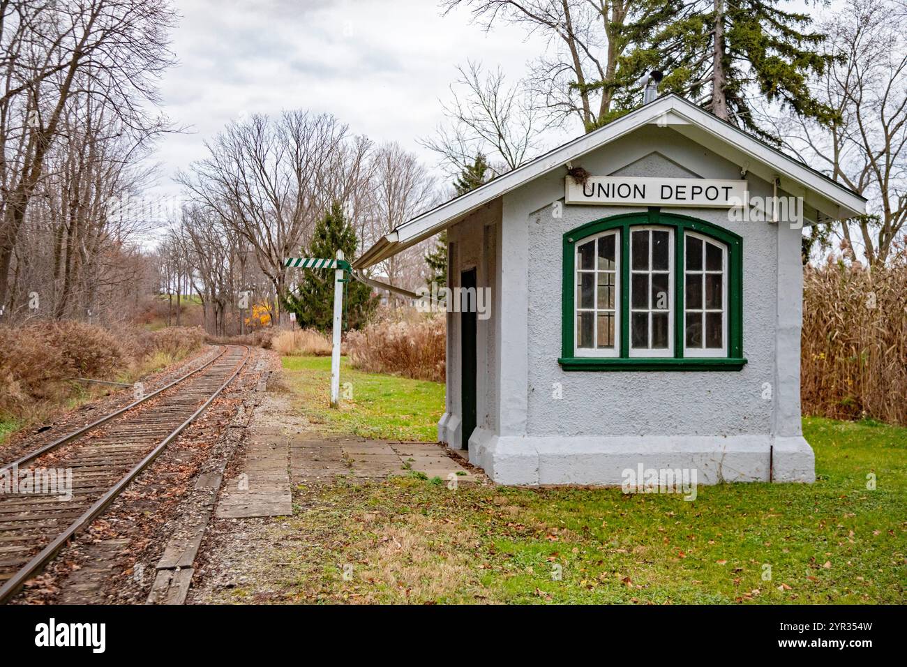 St. Thomas, Ontario, Kanada – Ein winziger, nicht mehr genutzter Bahnhof befindet sich entlang der Gleise der London & Port Stanley Railway. Man sagt, es sei die Welt. Stockfoto