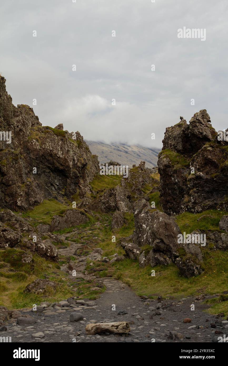 Schwarze Lavasteine umgeben den atemberaubenden Strand von Djúpalónssandur in Island Stockfoto