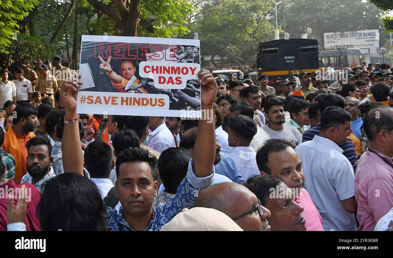 Mumbai, Indien. Dezember 2024. Demonstranten von Vishva Hindu Parishad (VHP), Bajrang Dal und anderen hinduistischen Organisationen sammeln Plakate gegen die Gräueltaten, die an Hindus in Bangladesch begangen wurden, und fordern die Freilassung der Mönche der Internationalen Gesellschaft für Krishna Bewusstsein (ISKCON) in der Nähe des Generalbüros des Bangladesch Konsulats in Mumbai. Quelle: SOPA Images Limited/Alamy Live News Stockfoto