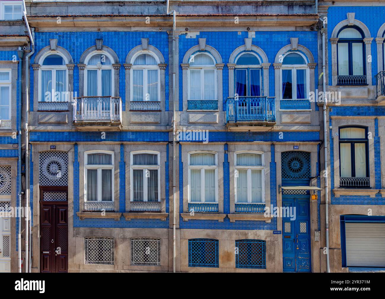 Traditionelle alte, gekachelte Häuser am Wasser im Stadtteil Ribeira von Porto, Portugal Stockfoto
