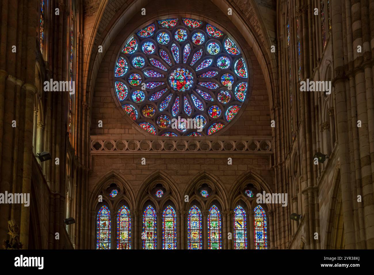 Das beeindruckende Rosenfenster der Kathedrale Santa María de Regla de León ist zweifellos das berühmte Wahrzeichen der Stadt. Die Geschichte beginnt in den 10. Jahren Stockfoto