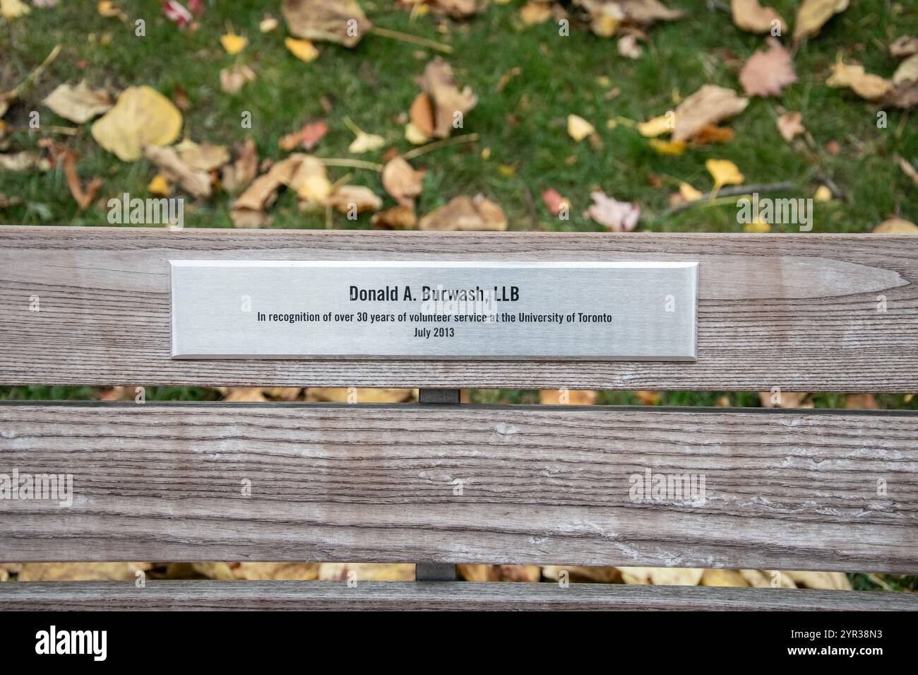 Erkennungsbank für das Donald A. Burwash-Zeichen an der University of Toronto in der Innenstadt von Toronto, Ontario, Kanada Stockfoto
