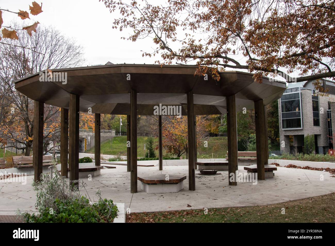 Pavillon im Garten an der University of Toronto in der Innenstadt von Toronto, Ontario, Kanada Stockfoto