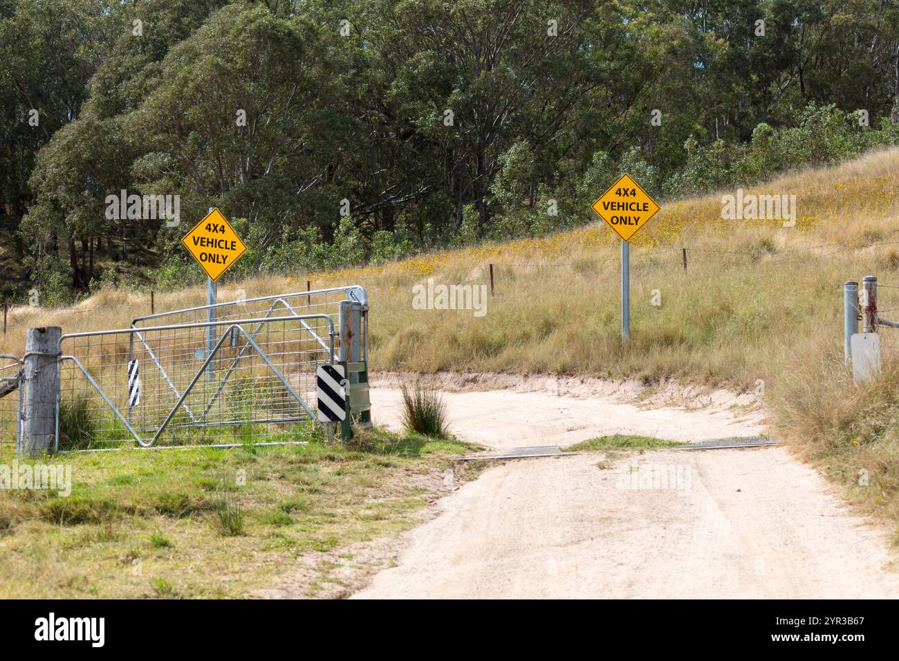 Foto eines Geländesicherheitsschilds auf einem Feldweg in einer abgelegenen Gegend der Blue Mountains in New South Wales, Australien. Stockfoto