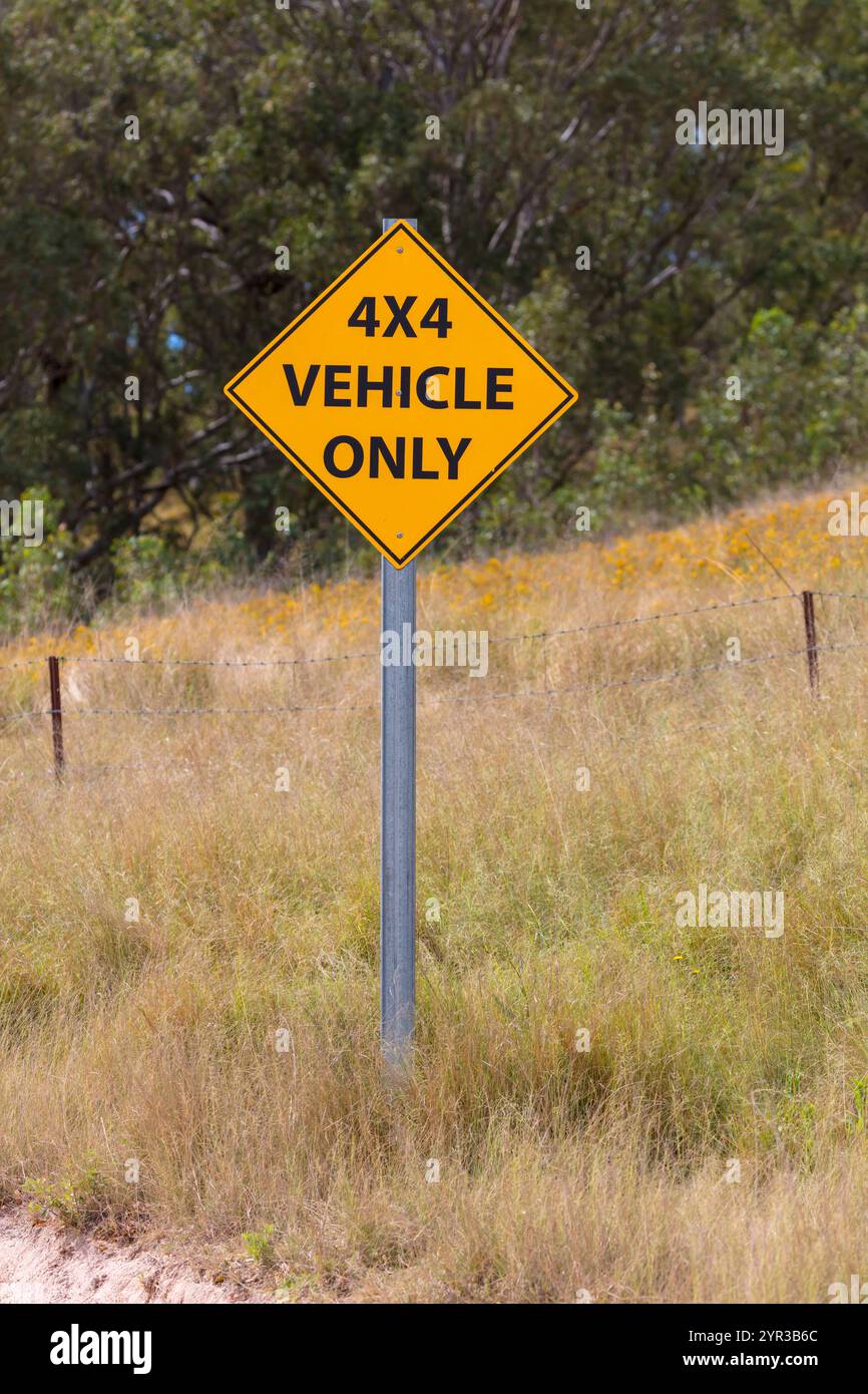 Foto eines Geländesicherheitsschilds auf einem Feldweg in einer abgelegenen Gegend der Blue Mountains in New South Wales, Australien. Stockfoto
