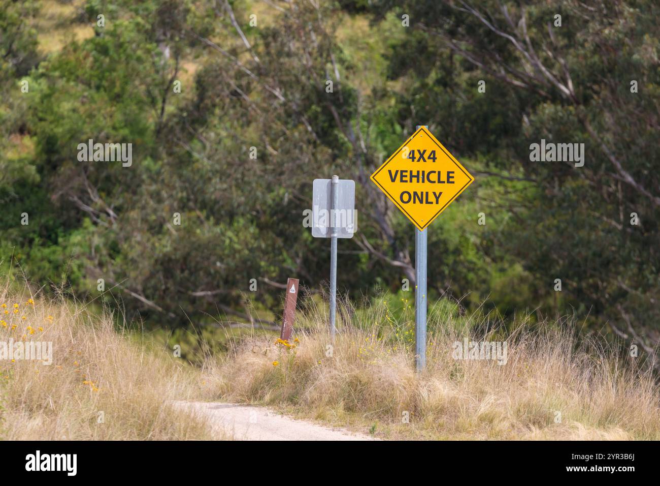 Foto eines Geländesicherheitsschilds auf einem Feldweg in einer abgelegenen Gegend der Blue Mountains in New South Wales, Australien. Stockfoto