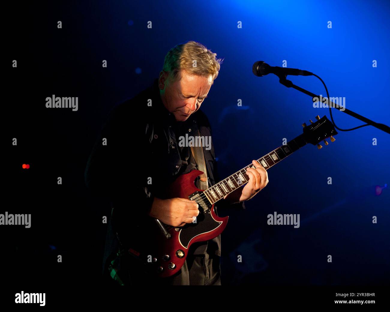 Die britische Rockband New Order gastierte am 29. April 2012 im Birmingham Ballroom. Gitarrist und Sänger Bernard Sumner. Stockfoto