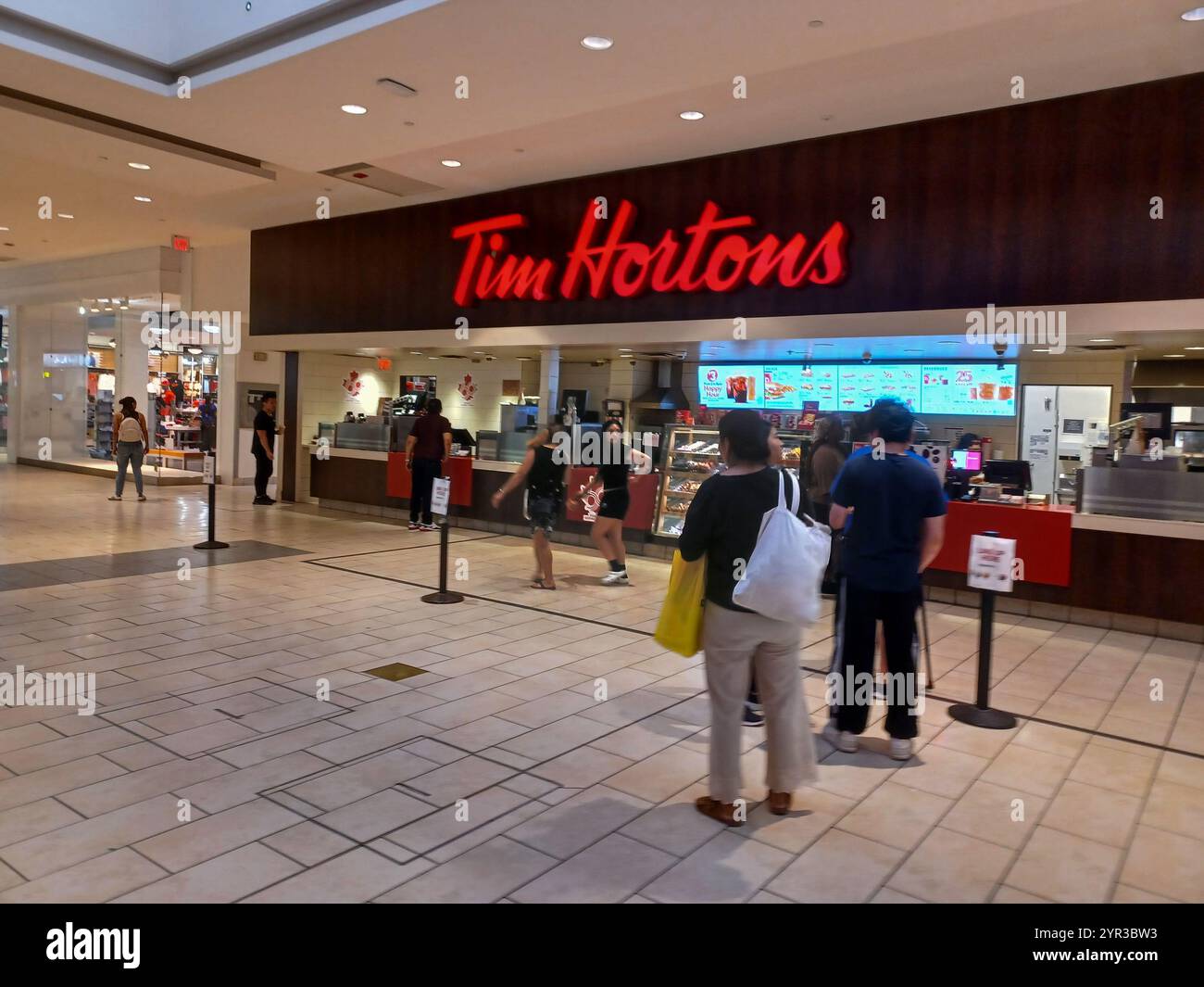 Toronto, ON, Kanada – 2. Juli 2024: Tim Hortons Inc., auch Tim's oder Timmie's genannt, ist eine kanadische Kaffeehaus- und Restaurantkette Stockfoto