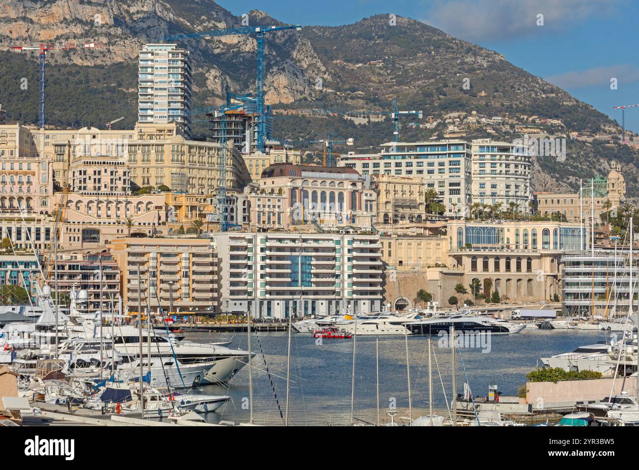 Hercules Port Construction Cranes Skycraper Building Monaco bei sonnigem Wintertagsausflug Stockfoto