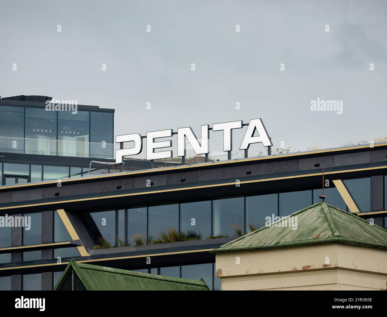 Penta Real Estate Logo-Schild an einem modernen Gebäude in Prag. Unternehmen für Wohn- und Geschäftsprojekte in Europa. Unternehmen in Tschechien. Stockfoto