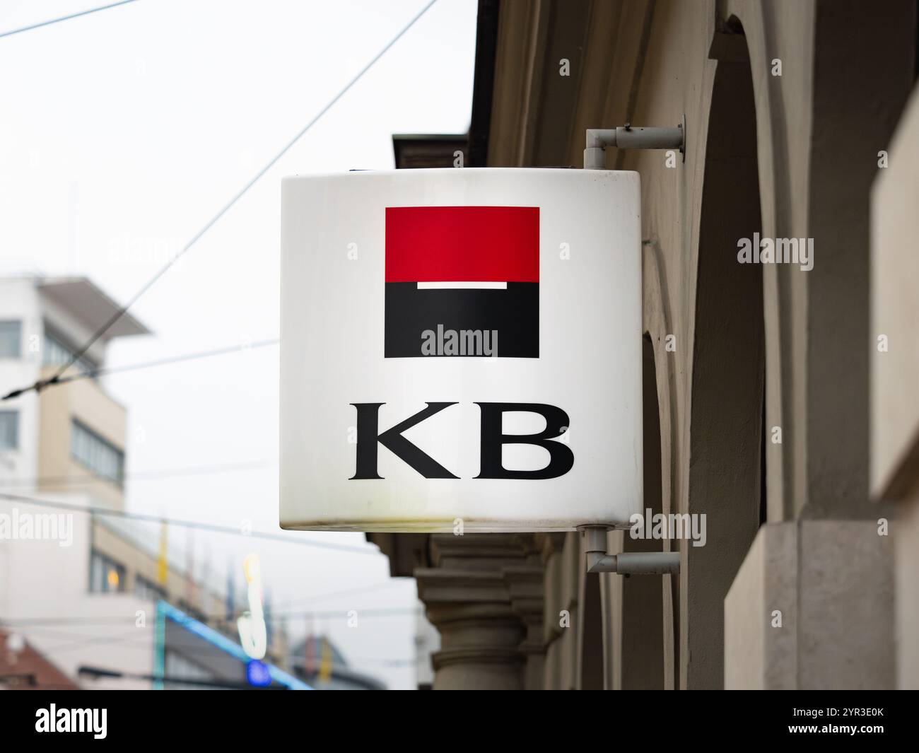 Logo der Bank KB (Komerční banka) auf einer Fassade. Das Unternehmen ist Teil der Société Générale. Privatkundengeschäft in der Tschechischen Republik. Stockfoto