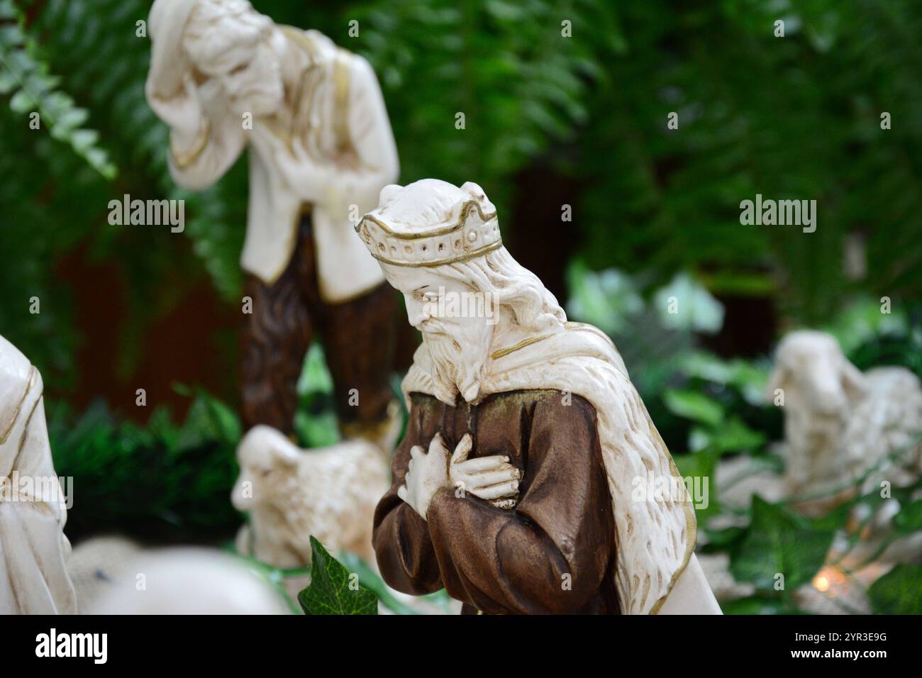 Figuren einer Krippe mit einem Kamel im verschwommenen Hintergrund Stockfoto