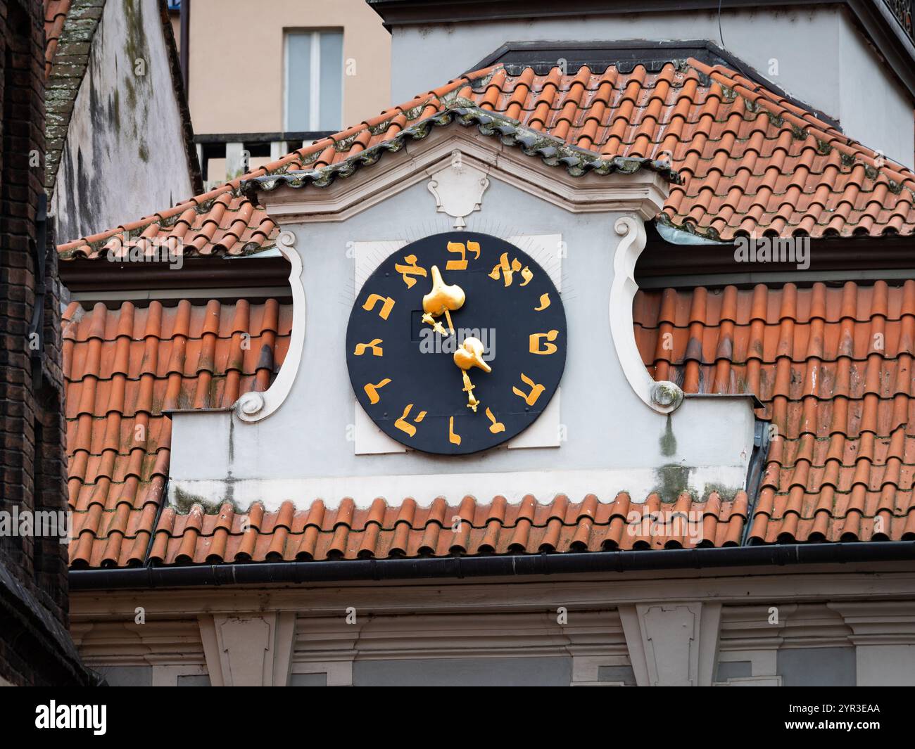 Hebräische Uhr am alten Rathaus im berühmten jüdischen Viertel Josefov in Prag. Der historische Ort ist ein Reiseziel. Stockfoto