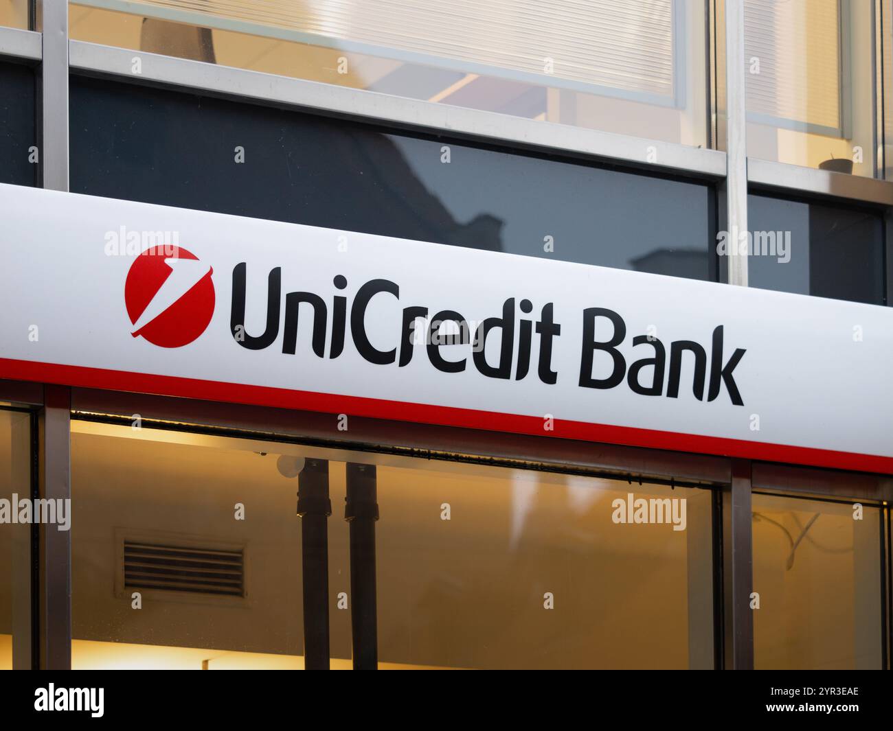 UniCredit Bank Logo-Schild auf einer Fassade. Bankdienstleistungen der Deutschen Hypovereinsbank in Europa. Finanzgeschäft in der Prager Innenstadt. Stockfoto