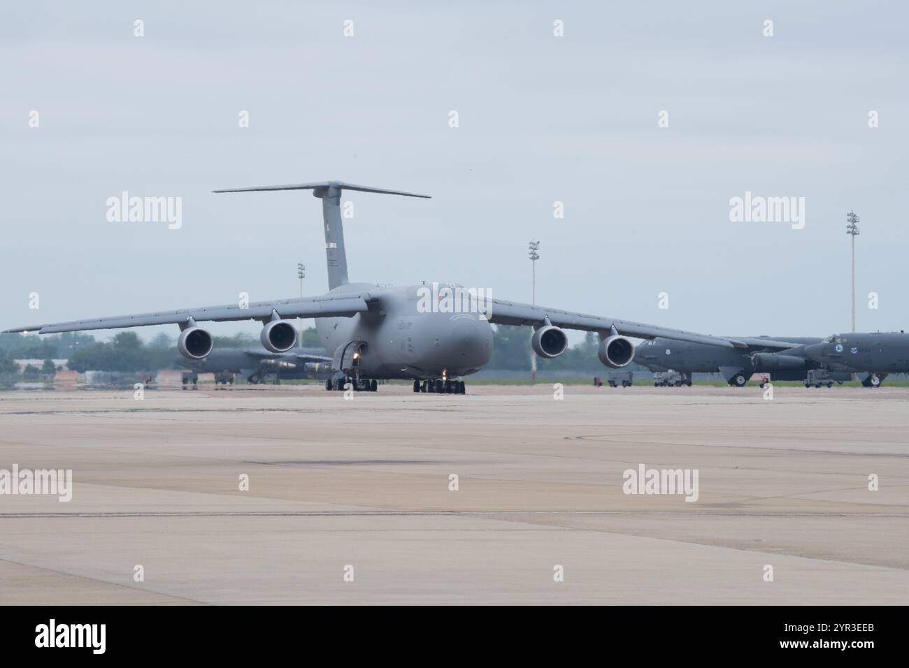 Eine C-5M Super Galaxy, die dem 60th Air Mobility Wing/436th Airlift Wing zugeordnet ist, kommt an, um Ausrüstung für einen Bomber Task Force Einsatz von B zu transportieren Stockfoto