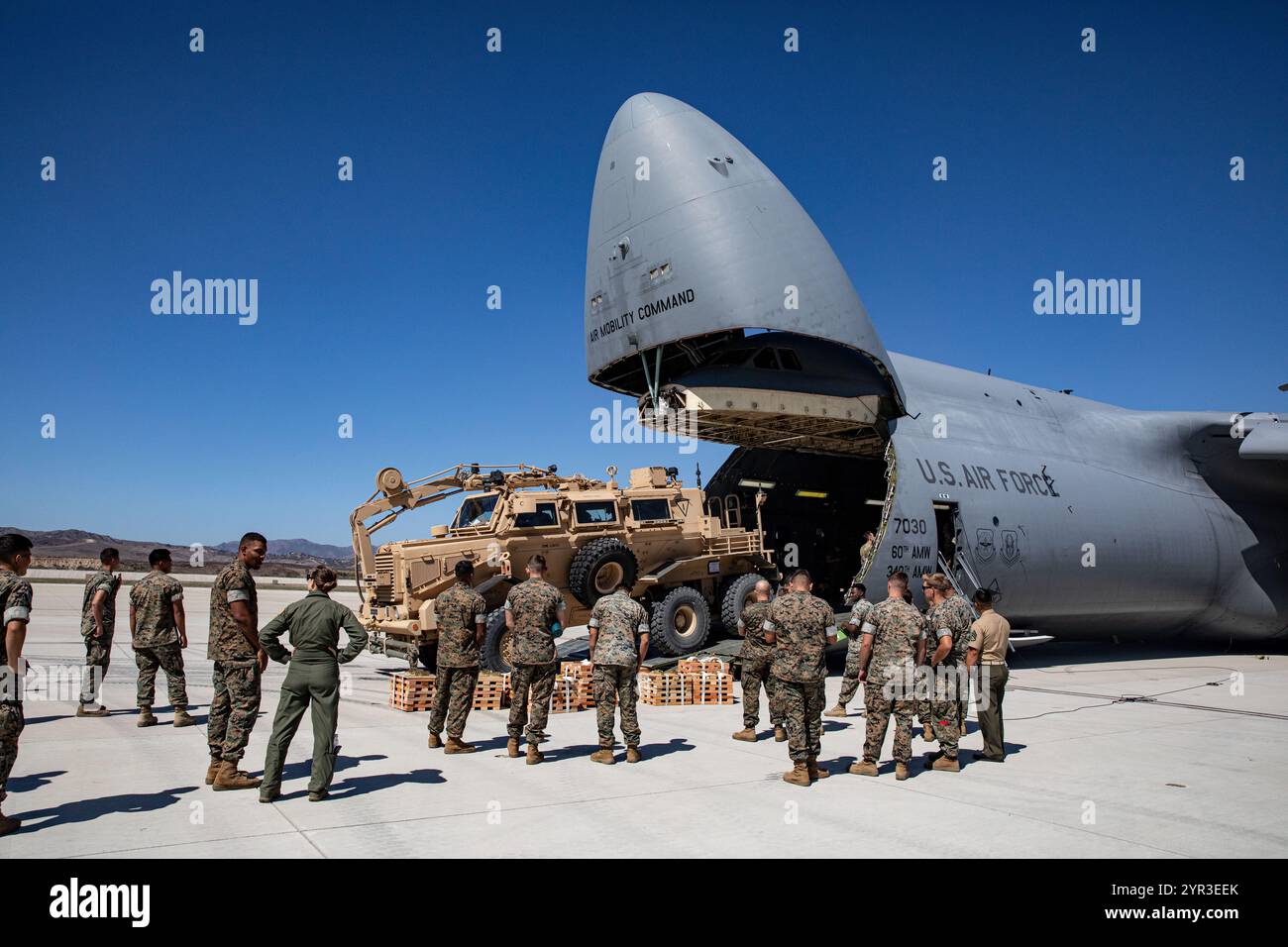 Ein minenbeständiges Fahrzeug wird am 3. Oktober 2019 auf eine C-5M Super Galaxy auf der Marine Corps Air Station Pendleton, Kalifornien, geladen. Embarka Stockfoto