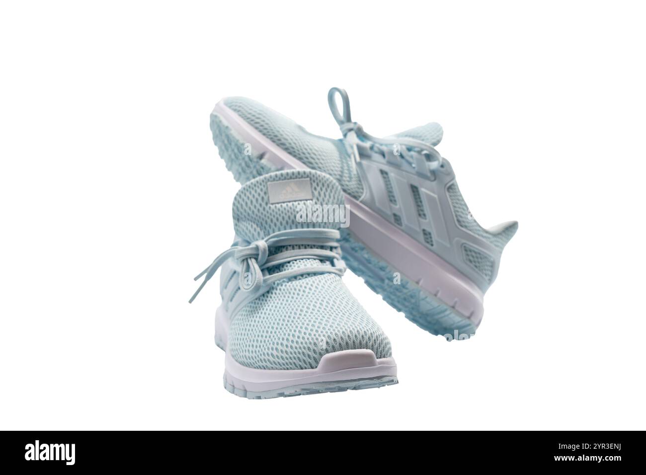 Deutschland Berlin 2. Dezember 2024. Zwei Adidas Sneakers befinden sich auf weißem Hintergrund. Die Sneaker sind in hellen Farben gehalten und haben ein Mesh-Design. Stockfoto