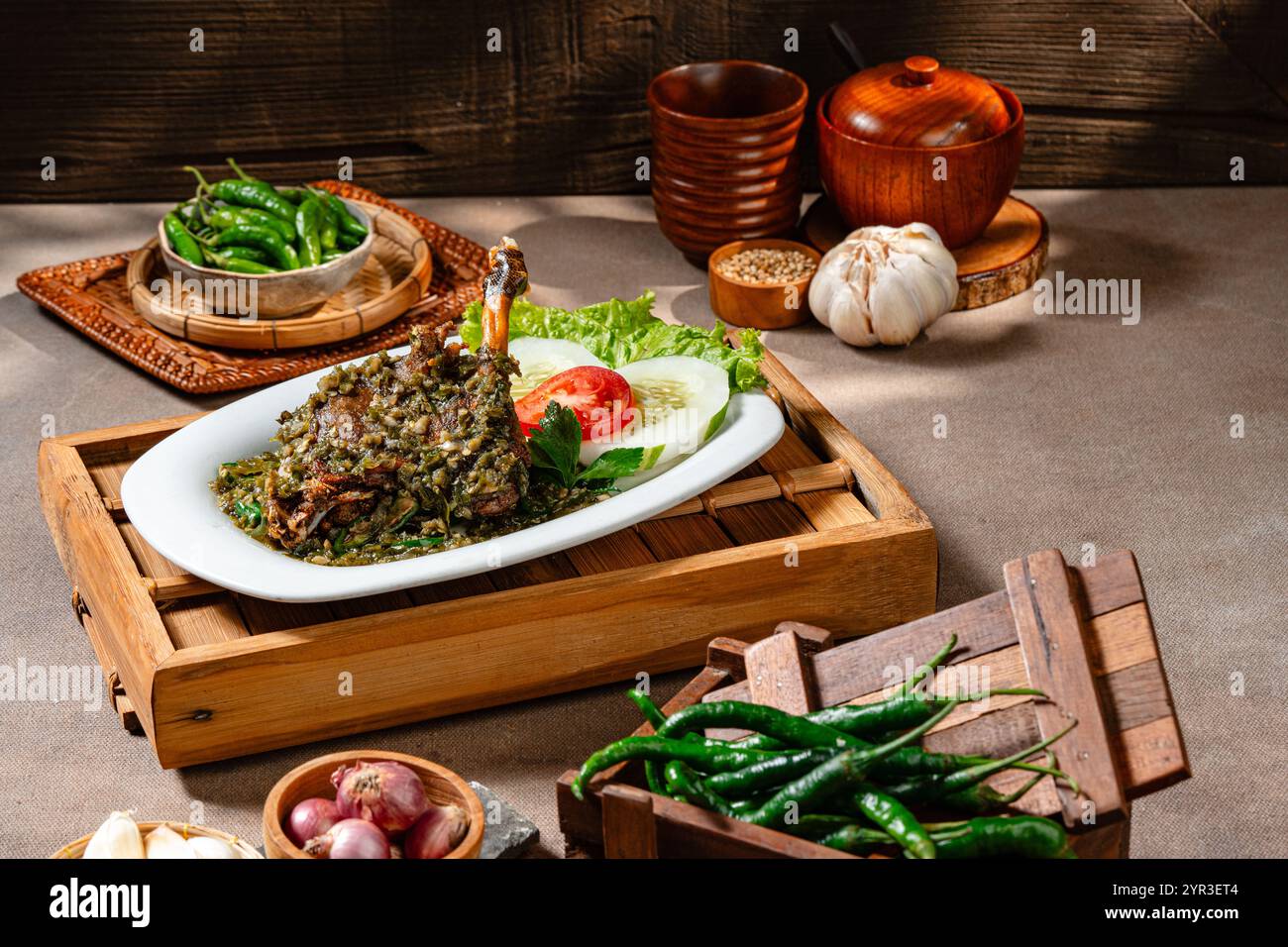 Bebek Goreng Cabe ijo oder gebratene Ente mit grüner Chili-Sauce. Traditionelle Küche aus West Sumatra, Indonesien. Stockfoto