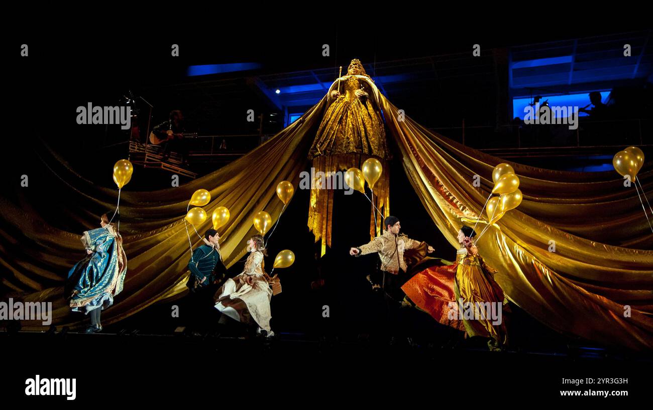 Top Center: Melanie Pappenheim (Queen Elizabeth I) in DR DEE im Palace Theatre, Manchester, England 01/07/2011 ein Manchester International Festival (MIF), ENO & London 2012 Festival Koproduktion Co-Schöpfer und Komponist: Damon Albarn Dirigent: Andre de Ridder Set-Design: Paul Atkinson Kostüme: Katrina Lindsay Beleuchtung: Paule Constable Bewegung: Frantic Assembly Video Design: 59 Productions Co-Schöpfer und Regisseur: Rufus Norris Stockfoto