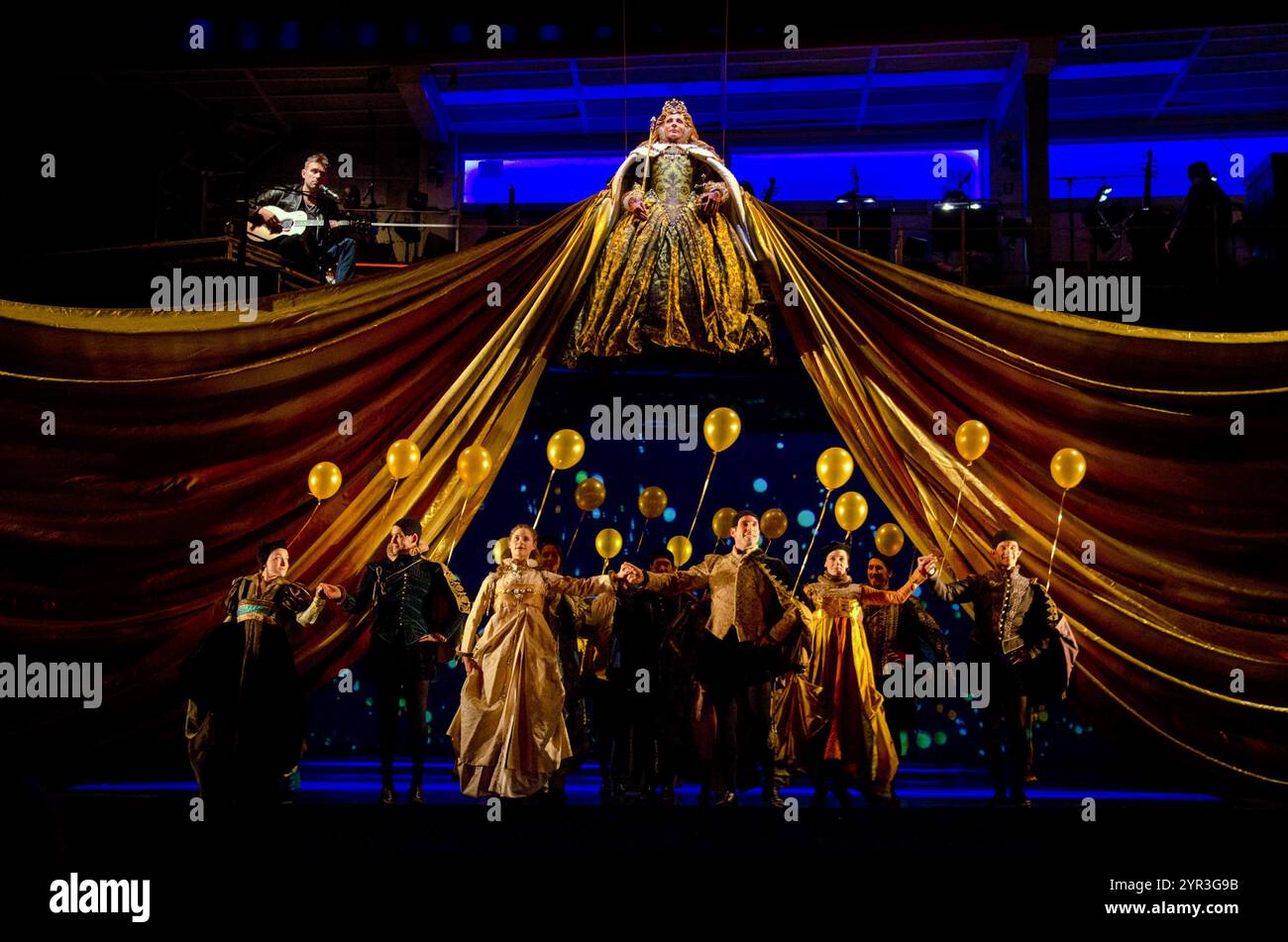 Oben links: Damon Albarn oberes Zentrum: Melanie Pappenheim (Queen Elizabeth) in DR DEE an der English National Opera (ENO), London Coliseum. London WC2 26/06/2012 A Manchester International Festival (MIF), ENO & London 2012 Festival Co-Produktion Co-Creator und Komponist: Damon Albarn Dirigent: Andre de Ridder Set-Design: Paul Atkinson Kostüme: Katrina Lindsay Beleuchtung: Paule Constable Bewegung: Frantic Assembly Video Design: 59 Productions Co-Creator und Regisseur: Rufus Norris Stockfoto
