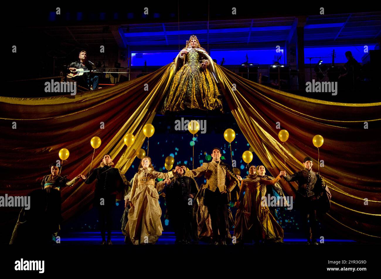 Oben links: Damon Albarn Zentrum: Melanie Pappenheim (Queen Elizabeth) in DR DEE an der English National Opera (ENO), London Coliseum. London WC2 26/06/2012 A Manchester International Festival (MIF), ENO & London 2012 Festival Co-Produktion Co-Creator und Komponist: Damon Albarn Dirigent: Andre de Ridder Set-Design: Paul Atkinson Kostüme: Katrina Lindsay Beleuchtung: Paule Constable Bewegung: Frantic Assembly Video Design: 59 Productions Co-Creator und Regisseur: Rufus Norris Stockfoto