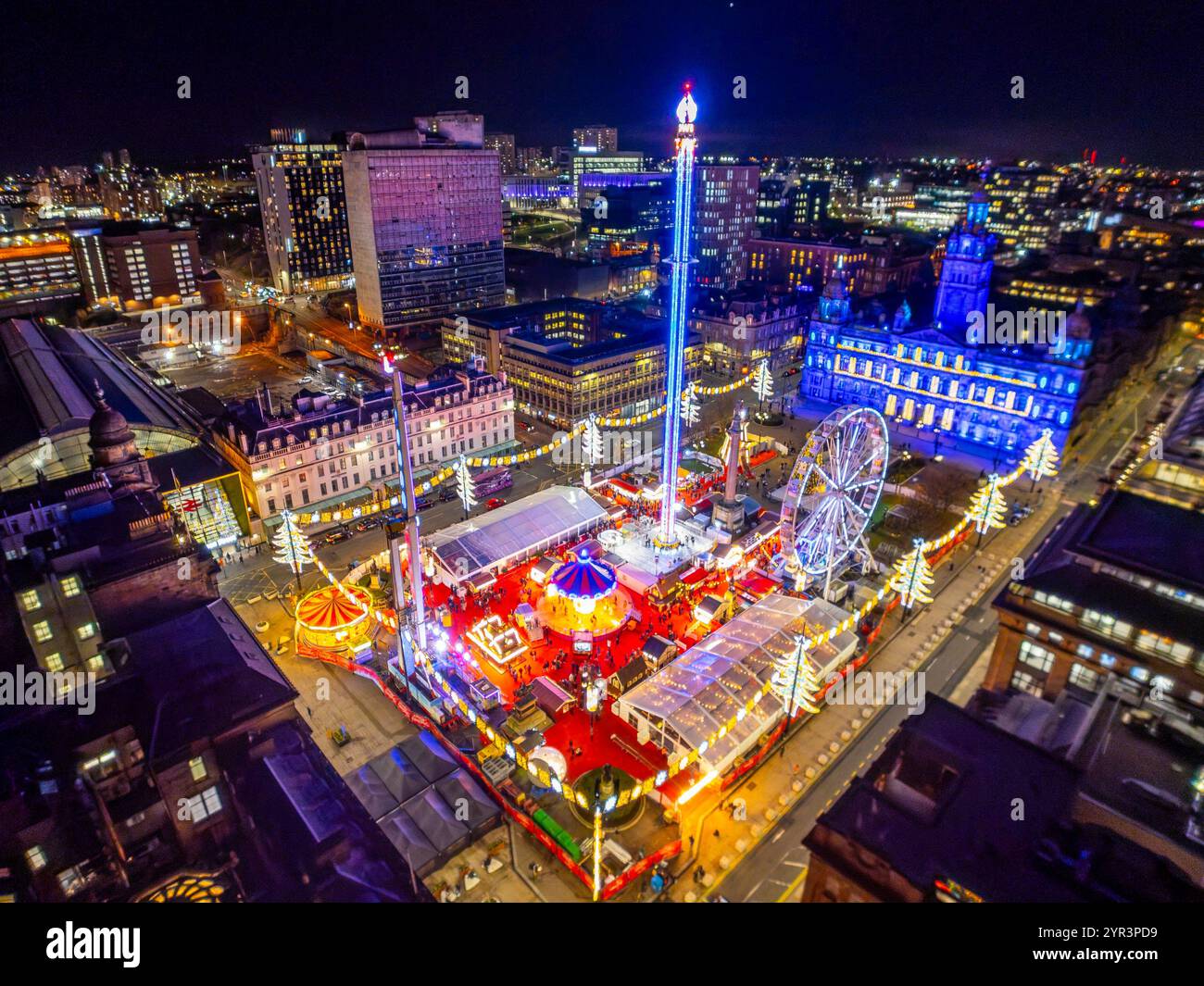 Glasgow, Schottland, Großbritannien. Dezember 2024. Blick aus der Vogelperspektive auf den Glasgow Winterfest christmas Market am George Square, Glasgow. Zu den Attraktionen des Messegeländes gehören ein 80 m langer Drop Tower, Booster Maxx, Carousel und aWave Swinger. Der Markt läuft bis zum 5. Januar 2025. Iain Masterton/Alamy Live News Stockfoto