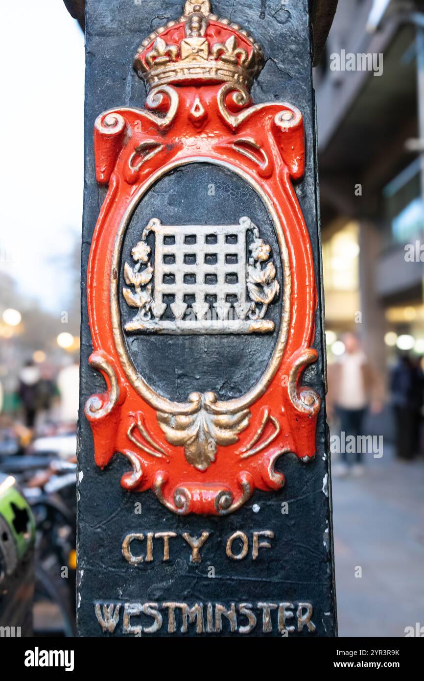 City of Westminster altes Grenzschild mit einem Portcullis mit seinen Ketten mit roter Umrandung und Krone oben. London Großbritannien Stockfoto