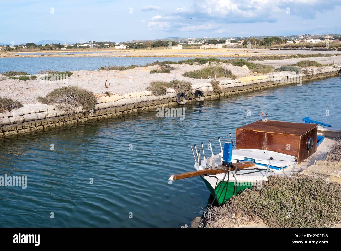 Der Kanal, der von dem Boot zur Insel Mozia in der Nähe der Salinen von Mozia in der Nähe von Marsala in Westsizilien genutzt wird Stockfoto