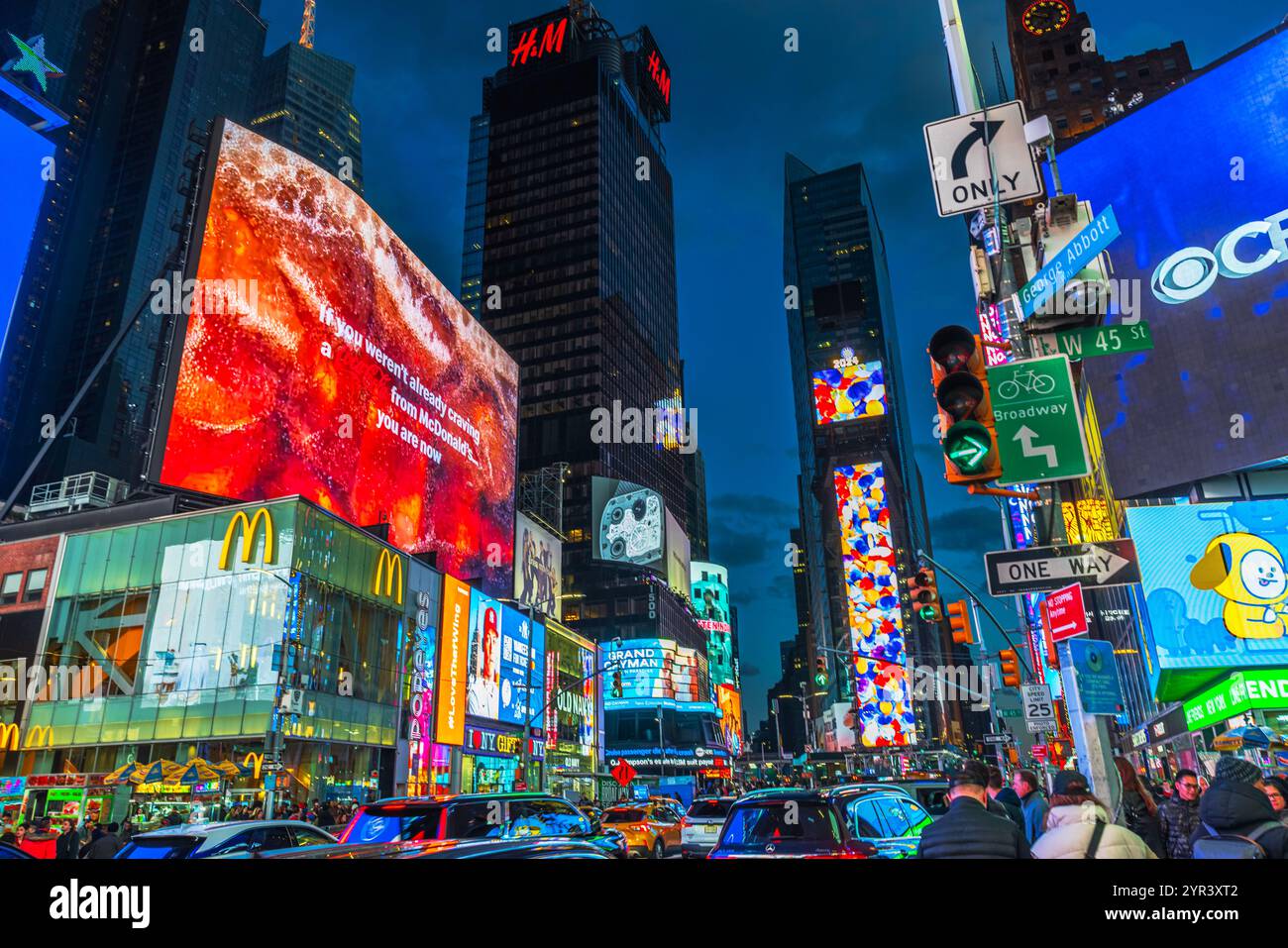 Der lebhafte Times Square bei Nacht mit leuchtenden Plakatwänden, Neonlichtern, McDonald's Schildern und belebten Straßen. New York. USA. Stockfoto