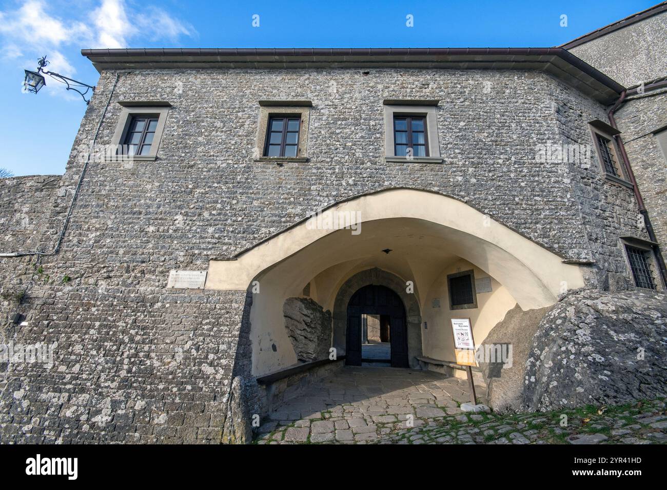 Der antike Eingang zum Wallfahrtsort La Verna, Chiusi della Verna, Toskana, Italien Stockfoto