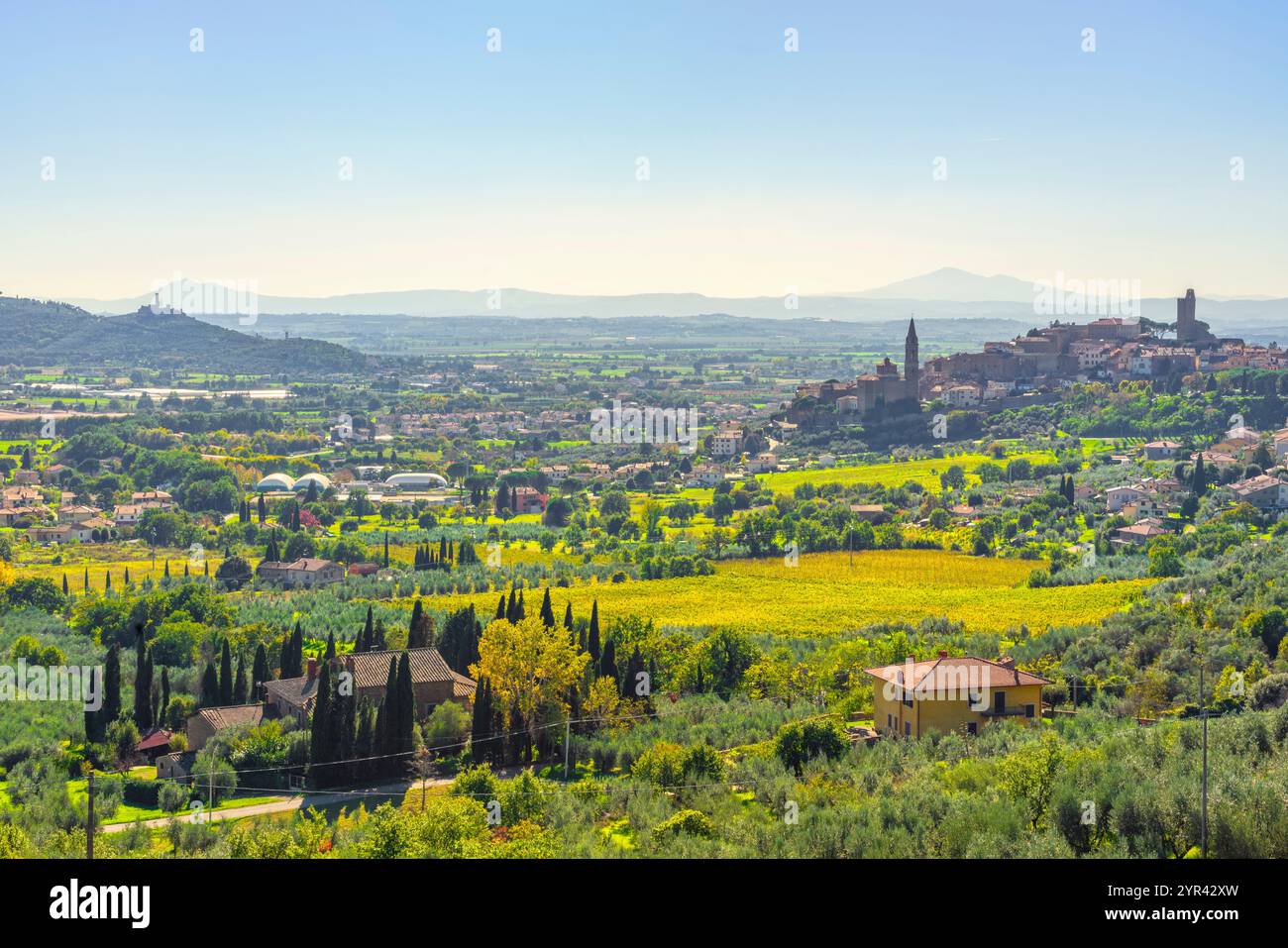 Blick auf die historische Stadt Castiglion Fiorentino und das Val di Chiana... Schloss Montecchio im Hintergrund links. Provinz Arezzo, Toskana Re Stockfoto