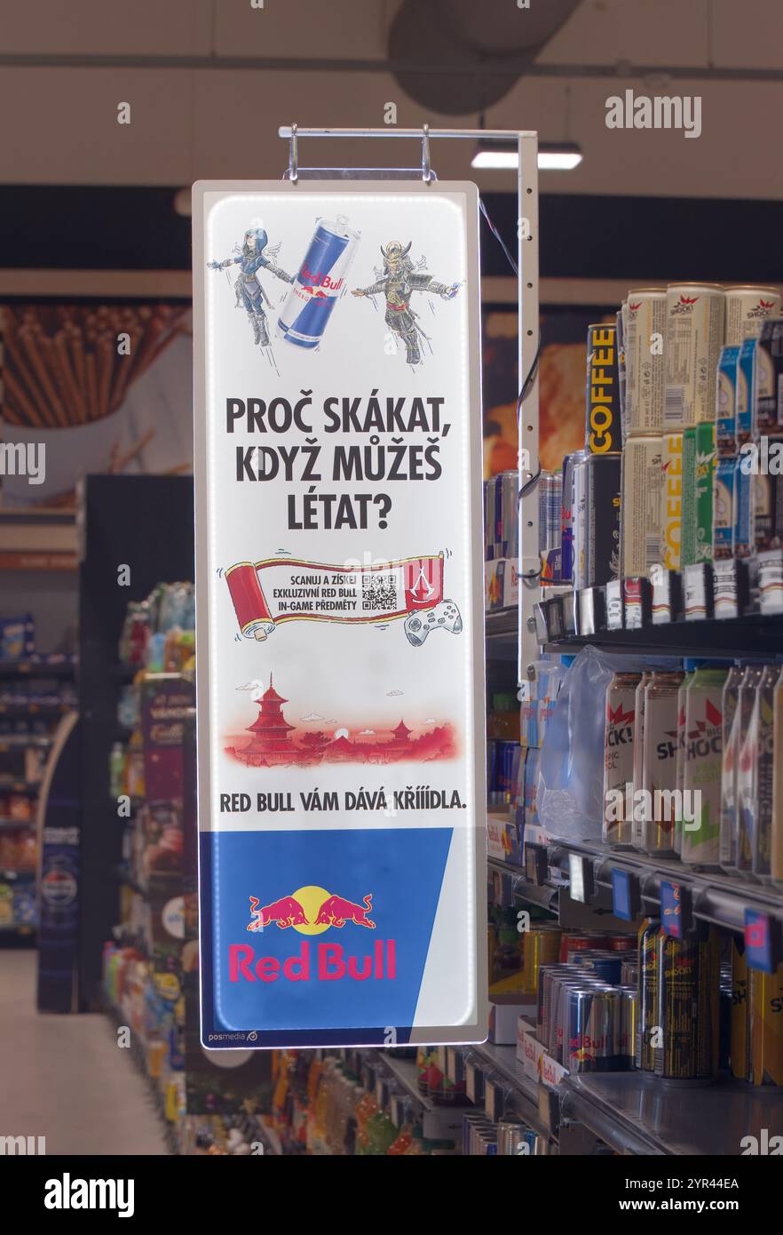 Warum springen, wenn Sie fliegen können, Red Bull Werbespot mit Hintergrundbeleuchtung am 24. November 2024 in Prag, Tschechische Republik Stockfoto