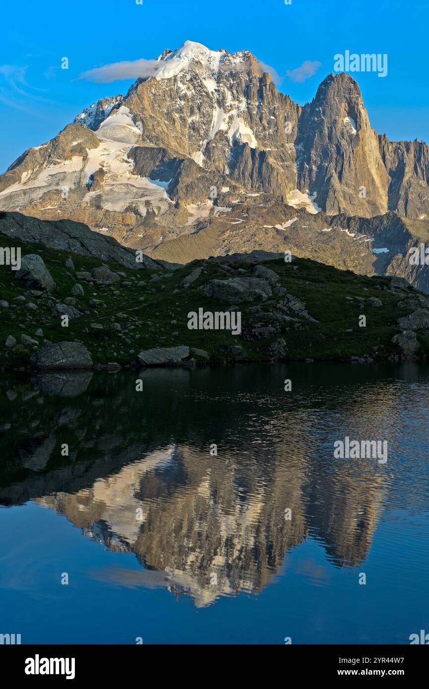 Reflexion der Gipfel Aiguille Verte und Aiguille du Dru im Bergsee Lacs des Chéserys, Chamonix, Haute-Savoie, Frankreich Stockfoto