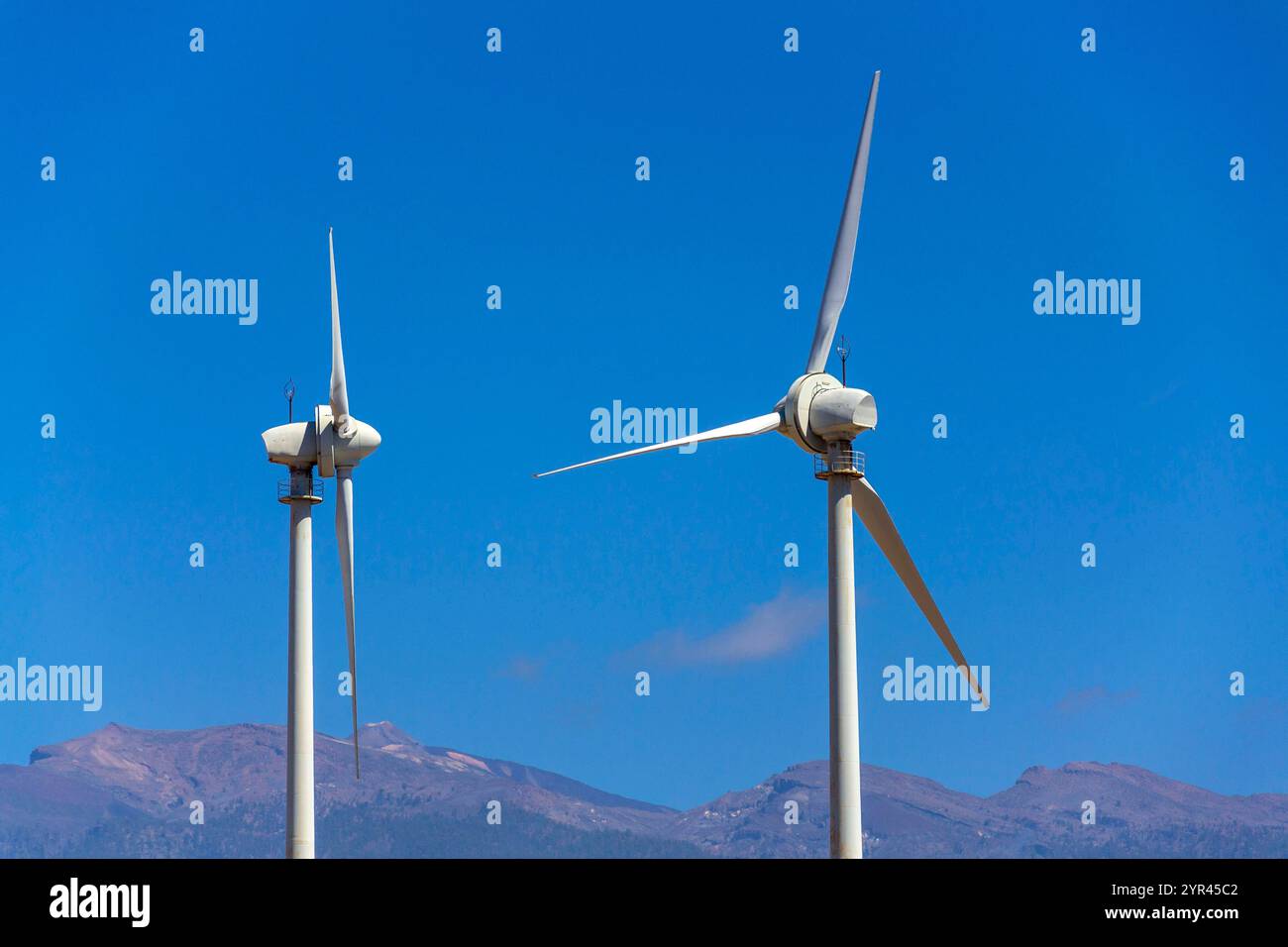 Onshore-Windturbinen, Konzept für nachhaltige erneuerbare Elektrizität Stockfoto