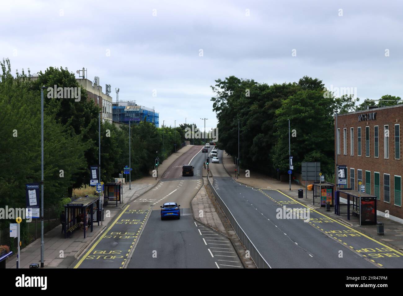 Cosham, Hampshire, England. August 2024. Farbblick auf die Northern Road, die das Stadtzentrum von Cosham mit der A27 verbindet. Stockfoto